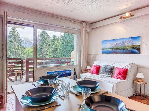 - un salon avec une table et des bols dans l'établissement Studio Les Collybies by Interhome, à Saint-Gervais-les-Bains