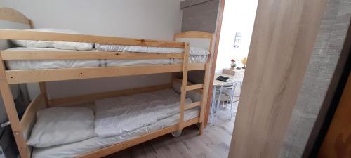 une chambre avec deux lits superposés et un bureau dans l'établissement Studio 34, Le Génois au Mont st Martin, au Cap d'Agde