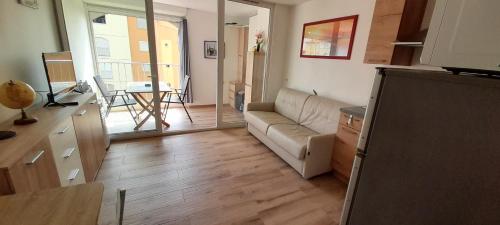 un salon avec un canapé et une table dans l'établissement Studio 34, Le Génois au Mont st Martin, au Cap d'Agde