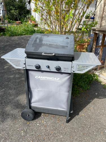 a grill sitting on top of a street at Schlafen im Stroh in Lupsingen
