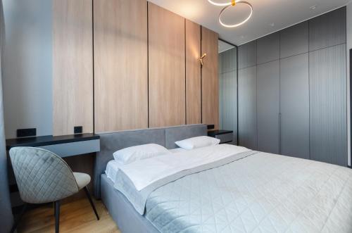 Postel nebo postele na pokoji v ubytování Petrovdom Apartments 35-454 in RC Manhattan City,Beresteiskyi 11
