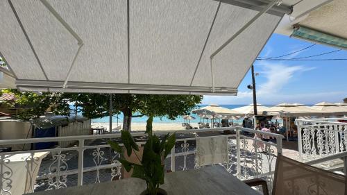Gallery image of Zoe Seafront Aprt in Siviri