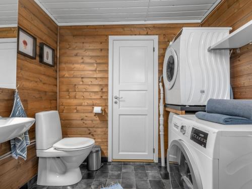 Ένα μπάνιο στο Chalet Knodden by Interhome