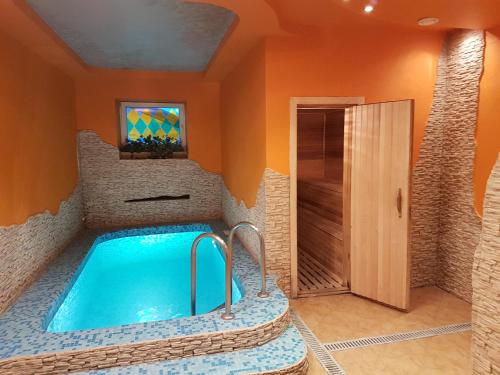 un bagno con una grande vasca in una stanza di Apartament Erfolg 12 a Daugavpils
