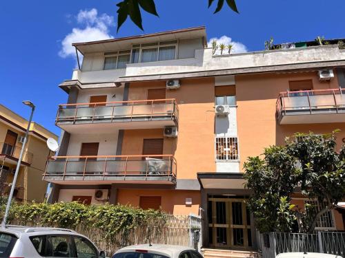 un edificio con balcones y coches estacionados frente a él en Gardenia Home, en Palermo