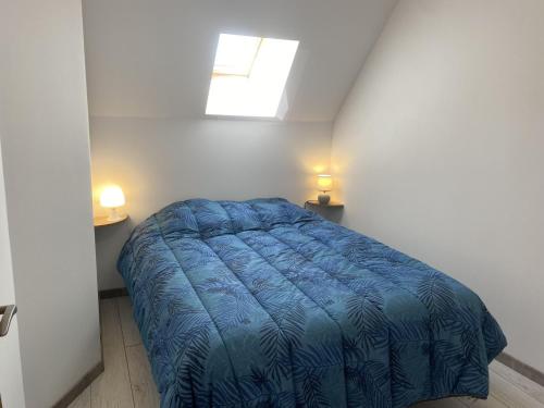 une chambre avec un lit avec une couette bleue dans l'établissement Holiday Home Le Rouge gorge by Interhome, à Saint-Lo-dʼOurville