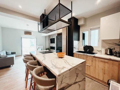 Sunlit luxurious flat at pagrati!