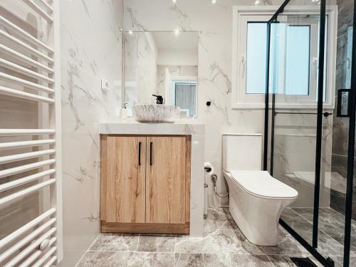 Sunlit luxurious flat at pagrati!