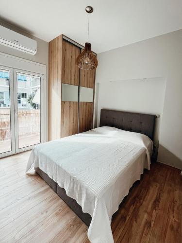 Sunlit luxurious flat at pagrati!