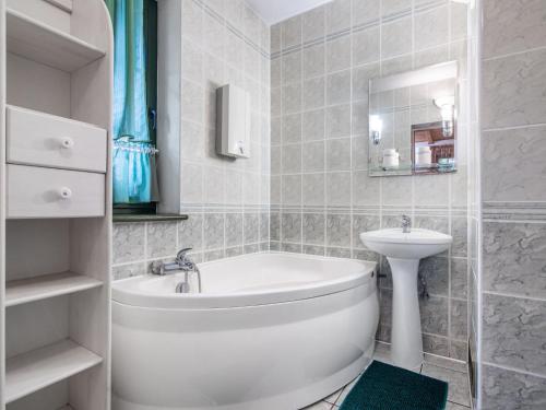 Koupelna v ubytování Holiday Home Modlinek by Interhome