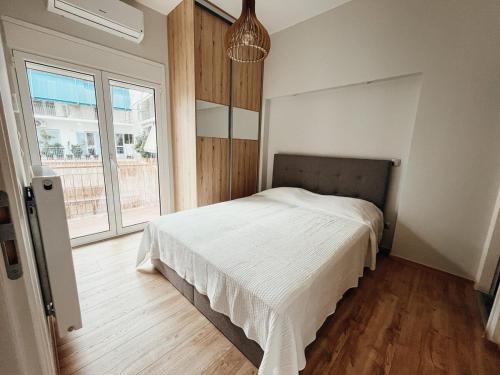 Sunlit luxurious flat at pagrati!