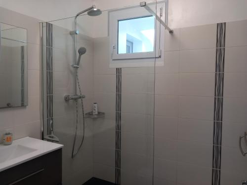 a bathroom with a shower and a window at Maison à 100m de la plage in La Turballe