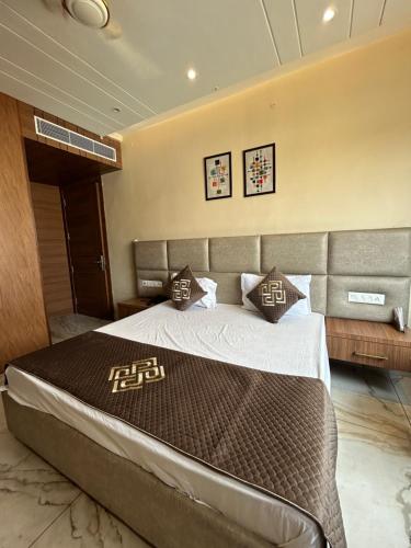 ein Schlafzimmer mit einem großen Bett in einem Zimmer in der Unterkunft Pooja O Dine in Jagādhri