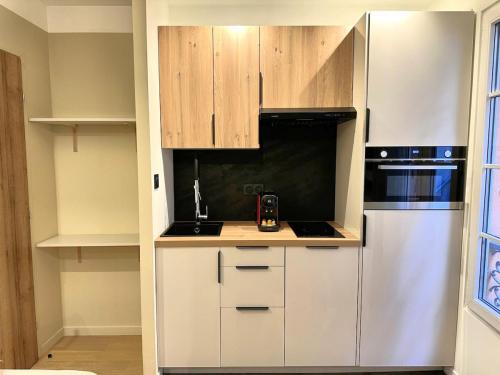 Кухня или мини-кухня в Studio Californien à deux pas de la plage
