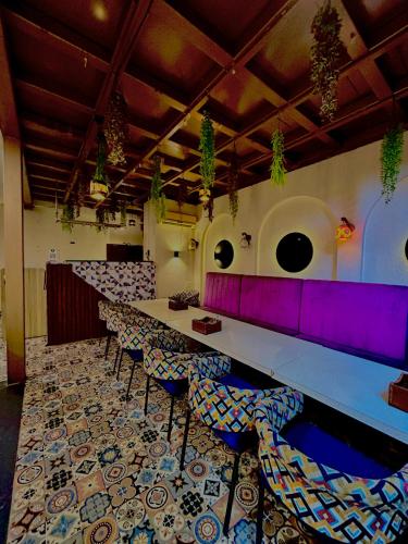 Ein Restaurant oder anderes Speiselokal in der Unterkunft Pooja O Dine 