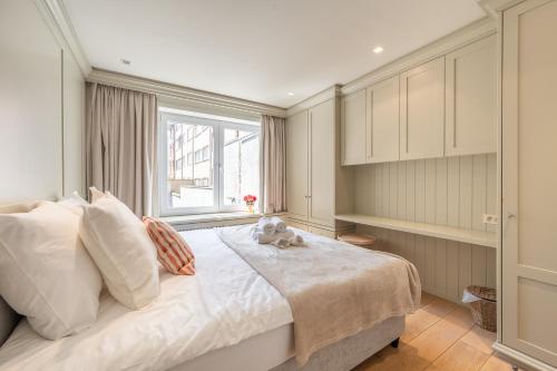 a bedroom with a bed with a teddy bear on it at 1e Verdiep appartement op de zeedijk in Knokke met 3 slaapkamers voor max 7 pers in Knokke-Heist