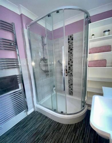a bathroom with a shower and a toilet and a sink at 3BR House By Cozy Quarters Property Management Contractors Accommodation Trimdon Grange With Easy access to A1 in Trimdon Grange