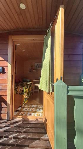 une porte ouverte menant à une chambre dans une maison dans l'établissement La roulotte en Zordanie, à Sajas
