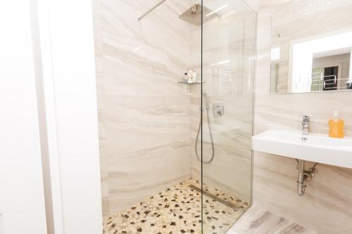 5 beds 2 bedrooms top apart in vienna's heart