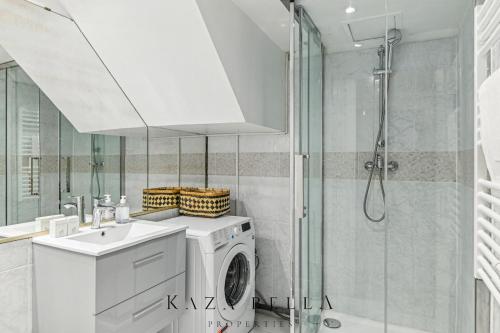 La salle de bains est pourvue d'un lave-linge et d'une douche. dans l'établissement KAZA BELLA - Deauville - Casino, à Deauville