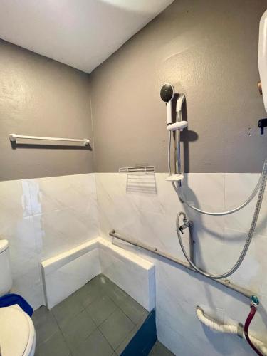 a bathroom with a shower and a toilet at Lamoon Thungsao in Sathani Khlong Rian
