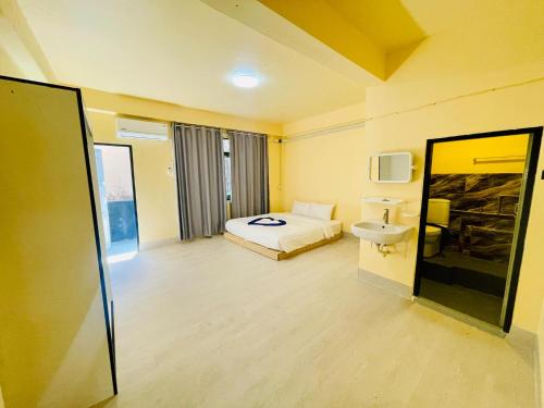 a hotel room with a bed and a sink at Lamoon Thungsao in Sathani Khlong Rian