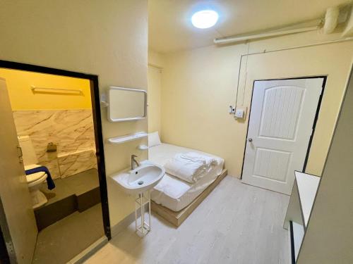 a small bathroom with a sink and a mirror at Lamoon Thungsao in Sathani Khlong Rian