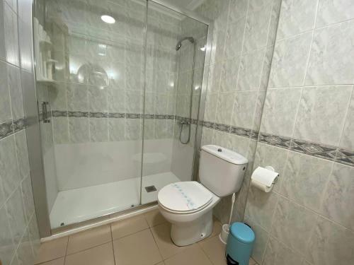ein Badezimmer mit einem weißen WC und einer Dusche in der Unterkunft LAS LANZAS II - ATF Turisferr in Tavernes de la Valldigna