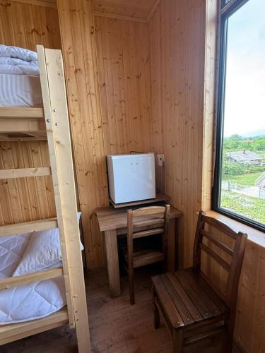 Guest House KHONIにあるテレビまたはエンターテインメントセンター