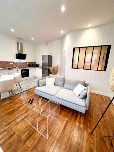 un salon avec un canapé et une table dans l'établissement Terracotta Home, à Poitiers