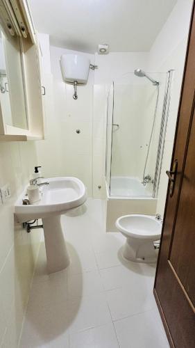 a white bathroom with a sink and a toilet at Ampio Appartamento su 2 Livelli nel Centro Storico, Ideale per Coppie o Gruppi da 2 a 5 Persone in Fiuggi
