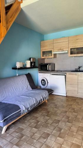 Cette chambre comprend un lit et une cuisine. dans l'établissement Maison climatisee proche plage avec piscine, à Saint Cyprien Plage