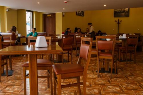 Un restaurante u otro lugar para comer en Готель Цісар