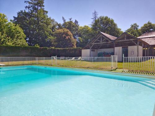 une piscine devant une maison dans l'établissement Les Gîtes du chateau de Craon, à Craon