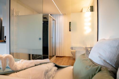 a living room with a couch and a mirror at Danube Rooms - Self Checkin - Küche in Passau