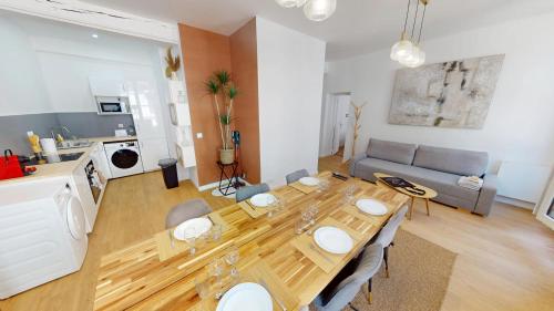Il comprend une cuisine et un salon avec une table en bois. dans l'établissement Terracotta - 2 bedrooms - Sleeps 6, à Orléans