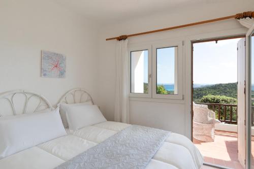 Ένα ή περισσότερα κρεβάτια σε δωμάτιο στο Casa Sottovento a Porto Cervo by Wonderful Italy
