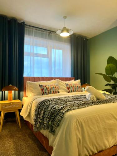 a bedroom with a large bed with a window at The Vinyl, 1 bed flat near Southampton Uni in Southampton