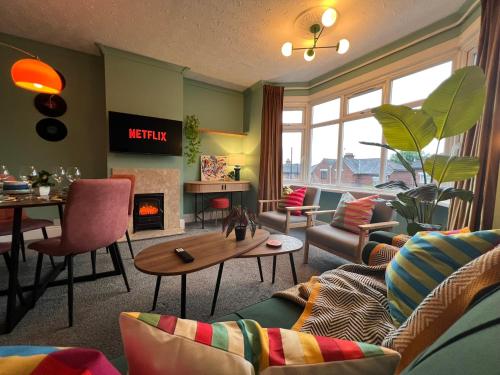 a living room filled with furniture and a fire place at The Vinyl, 1 bed flat near Southampton Uni in Southampton