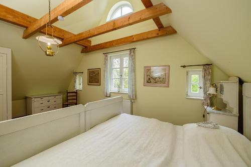 a bedroom with a large white bed in a room at Landhaus Trent Haushälfte Udars in Trent