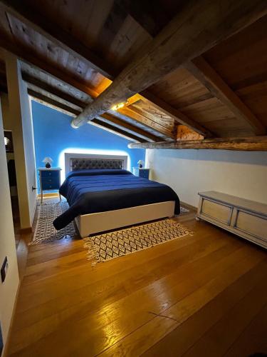 a bedroom with a bed and a wooden floor at Chalet Il Ballatoio in Rocca di Botte
