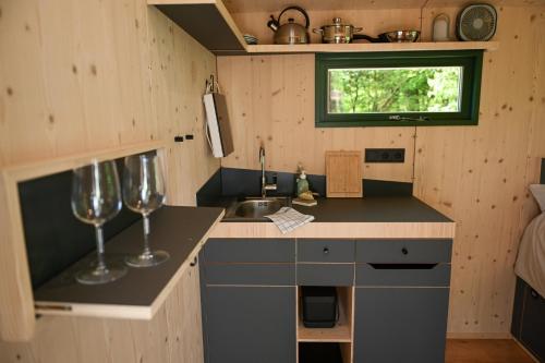 Kuchyň nebo kuchyňský kout v ubytování Sleep Space 1 - Green Tiny Spot Cuxhaven Wernerwald
