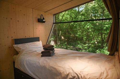 Postel nebo postele na pokoji v ubytování Sleep Space 1 - Green Tiny Spot Cuxhaven Wernerwald