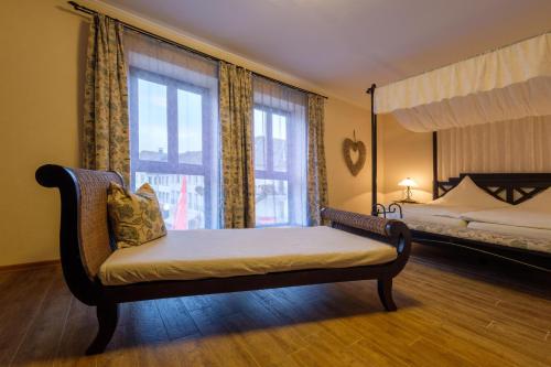 une chambre avec un lit, une chaise et une fenêtre dans l'établissement Urlaub im historischen Mitteltor, à Xanten