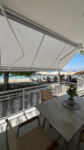 Gallery image of Zoe Seafront Aprt in Siviri