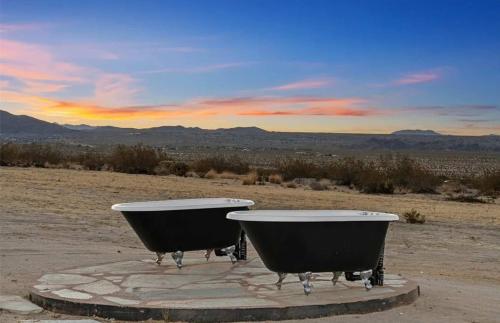 ジョシュア・ツリーにあるEstrella Perdida - Joshua Tree Off-Grid Soaking Tubの砂漠の石の上に置かれた2つの浴槽
