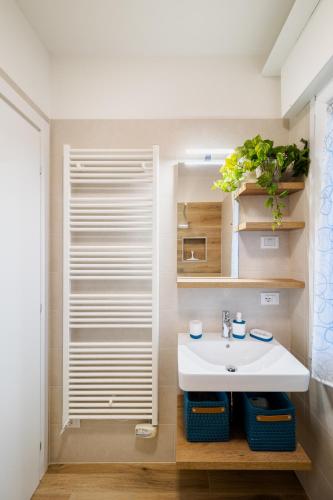 a bathroom with a white sink and a mirror at Bungalow bei Emma in Cavallino-Treporti