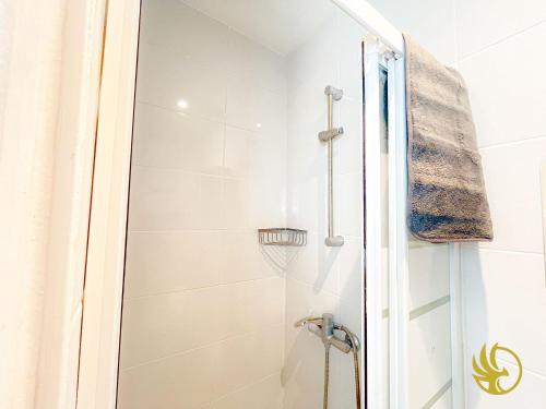 une douche avec une porte vitrée dans une salle de bain dans l'établissement Parenthèse Berckoise, à Berck-sur-Mer