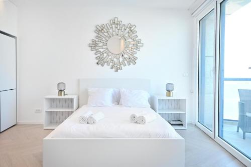 Ένα ή περισσότερα κρεβάτια σε δωμάτιο στο Sea view apt Isrotel tower