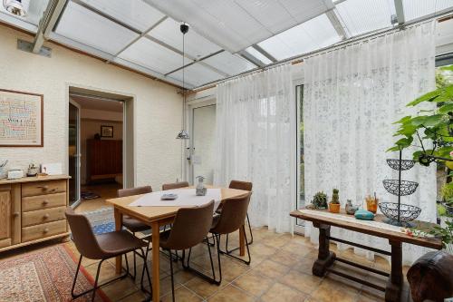 a dining room with a table and chairs and a window at Ferienwohnung Ihmert in Hemer